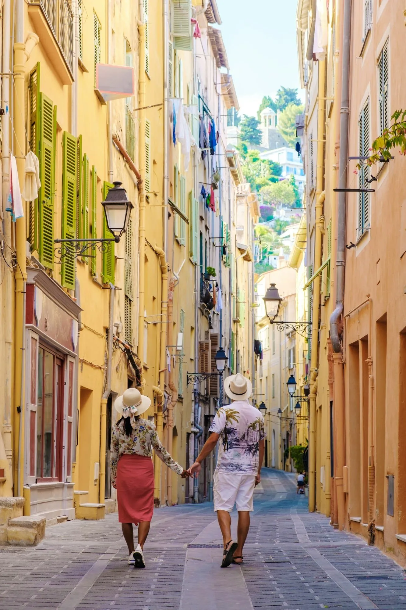 Couple dans les rues de Menton en Provence