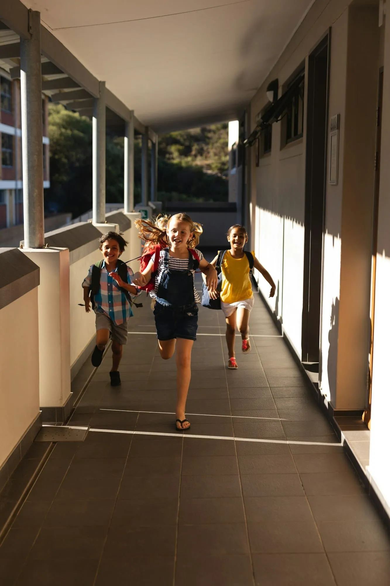 Enfants heureux dans le couloir d'une école